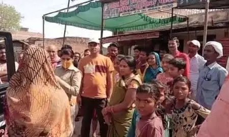 पहली पत्नी को मायके भेज दूसरी पत्नी को घर लाया युवक, घर से थाने तक हुआ जमकर हंगामा पहली पत्नी को मायके भेज दूसरी पत्नी को घर लाया युवक, घर से थाने तक हुआ जमकर हंगामा