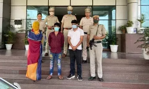 Sex Racket: हाई प्रोफाइल सेक्स रैकेट का भंडाफोड़, व्हाट्सएप पर होता था जिस्म का सौदा Sex Racket: हाई प्रोफाइल सेक्स रैकेट का भंडाफोड़, व्हाट्सएप पर होता था जिस्म का सौदा