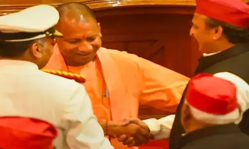 यूपी में मंत्रियों को मिले विभाग, सदन में पहले दिन योगी और अखिलेश हुए आमने-सामने! यूपी में मंत्रियों को मिले विभाग, सदन में पहले दिन योगी और अखिलेश हुए आमने-सामने!