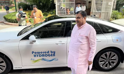 भारत की पहली हाइड्रोजन कार से संसद पहुंचे केंद्रीय ​मंत्री नितिन गडकरी