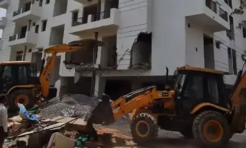 बीएसपी नेता के अवैध अपार्टमेंट पर चला योगी का बुलडोजर