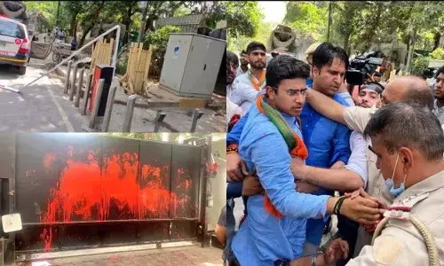 BJP protest outside CM Kejriwal house