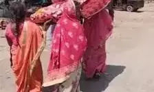 एम्बुलेंस ना मिलने पर मां के शव को चारपाई पर रखकर लाई बेटियां