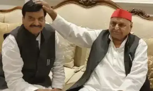 सियासत ग़ज़ब है: शिवपाल पहले मुलायम से मिले फिर सीएम योगी और भाजपा नेता से मिले सियासत ग़ज़ब है: शिवपाल पहले मुलायम से मिले फिर सीएम योगी और भाजपा नेता से मिले