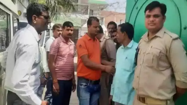 Raid on perfume trader close Akhilesh Yadav