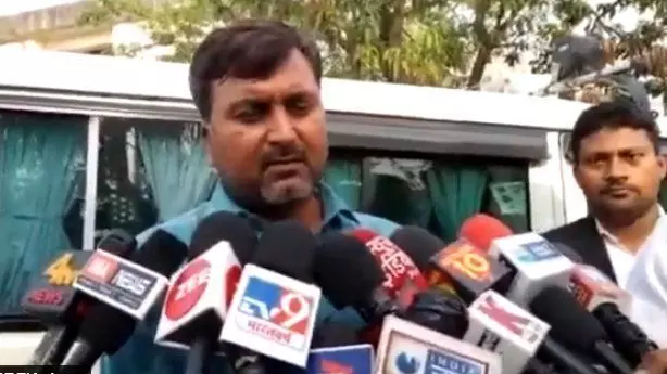 Amar Ujalas journalist Ajit Ojha in Ballia: पेपर लीक मामले में बलिया में अमर उजाला के पत्रकार अजित ओझा को थाने पर तीन घंटे तक बैठाकर रोका, आया उनका ये वीडियो सामने