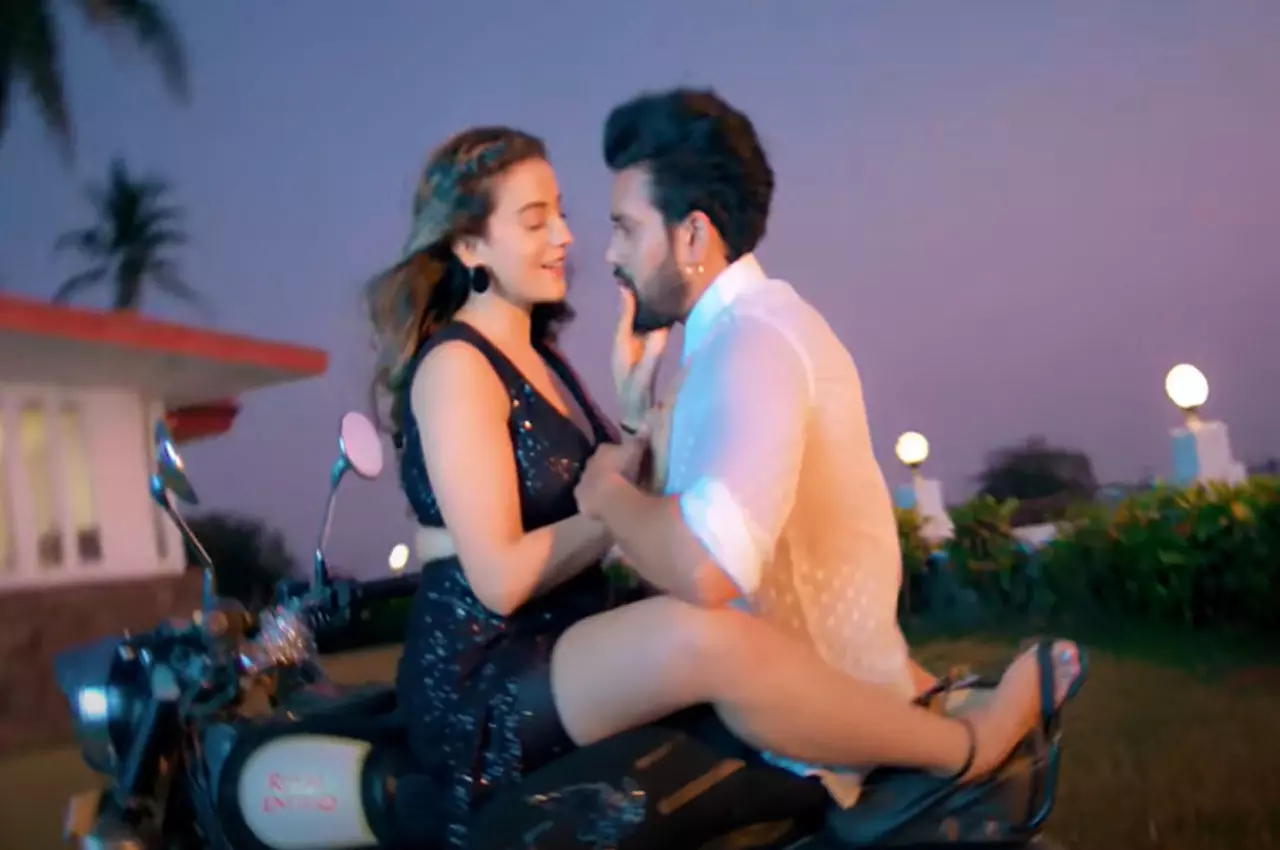 Akshara Singh sexy Video: Akshara Singh ने Karan Khanna संग किया Sexy रोमांस, sexy Video हुआ Viral