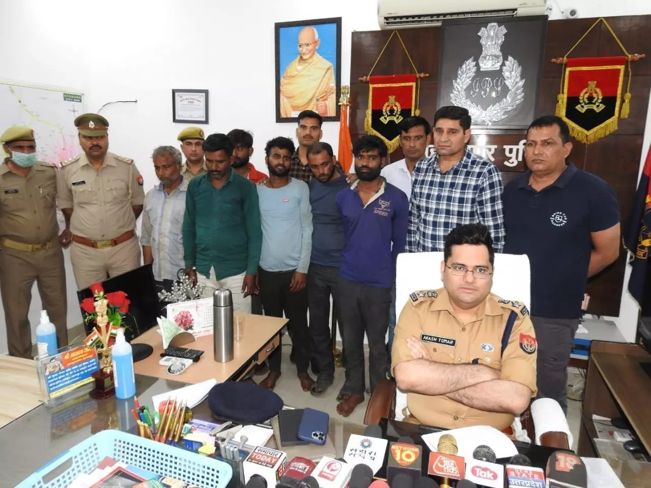 सहारनपुर पुलिस ने हीरो बाईक के शोरूम में चोरी की घटना का किया खुलासा , 6 अभियुक्त लूटे हुए सामान समेत गिरफ्तार