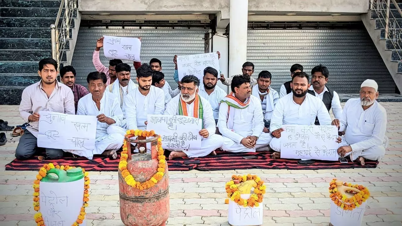 बढ़ रही मंगाई के खिलाफ कांग्रेस ने दिया धरना