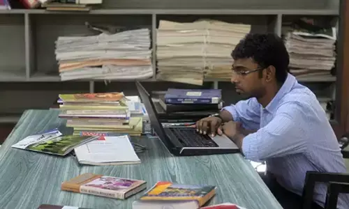 आप हिन्दी माध्यम से सिविल सेवा का सपना देख रहे हैं तो बाकी पढ़ाई के साथ साथ कम से कम इस सुझाव को तत्काल प्रभाव से गाँठ बाँध लीजिए.