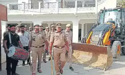 24 घंटे में सरेंडर करो, बुलडोजर लेकर गैंगरेप आरोपियों के घर पहुंची पुलिस 24 घंटे में सरेंडर करो, बुलडोजर लेकर गैंगरेप आरोपियों के घर पहुंची पुलिस
