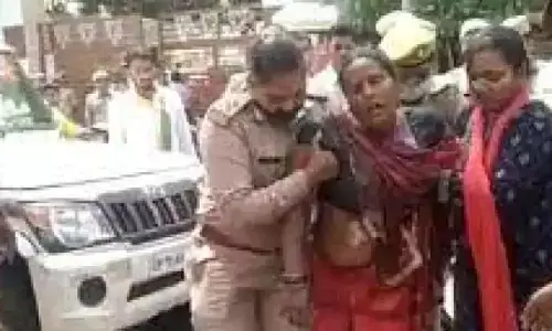 BJP office Lucknow;  BJP ऑफिस के बाहर महिला ने किया आत्मदाह का प्रयास, जानिए वजह BJP office Lucknow;  BJP ऑफिस के बाहर महिला ने किया आत्मदाह का प्रयास, जानिए वजह
