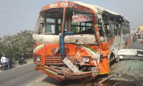 तेज रफ्तार रोडवेज बस ने ट्रक को मारी टक्कर दर्जनों लहूलुहान