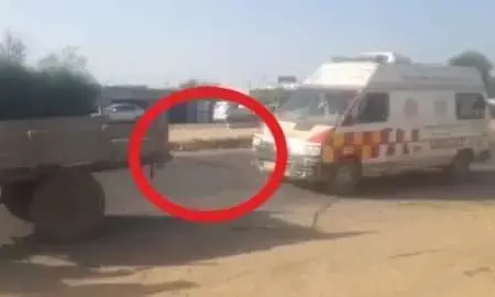 बीच रास्ते में खत्म हुआ एंबुलेंस का डीजल, तड़पती रही मरीज