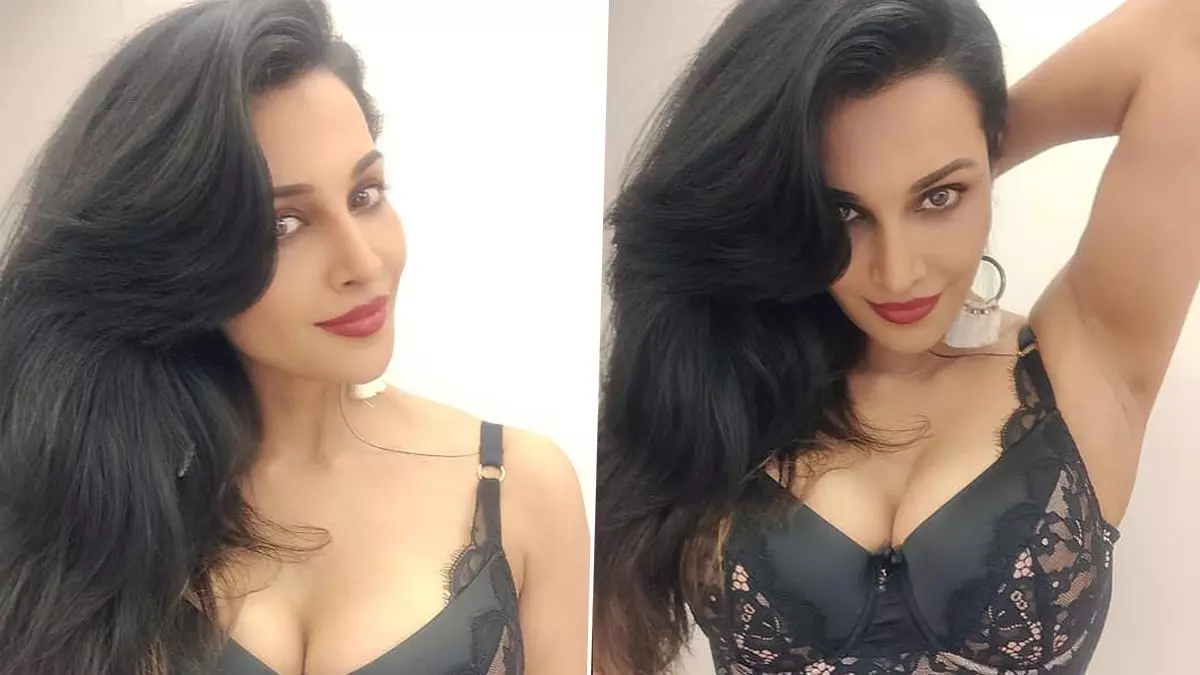 Flora Saini Sexy Video: हॉट एक्ट्रेस Flora Saini ने सेक्सी ब्रालेट पहनकर दिखाया दिलकश अवतार