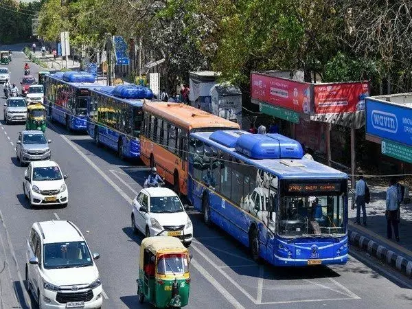लेन ड्राइविंग से कम हो रही हैं बसों की स्पीड, सफर करने के लिए घर से निकलना होगा जल्दी लेन ड्राइविंग से कम हो रही हैं बसों की स्पीड, सफर करने के लिए घर से निकलना होगा जल्दी