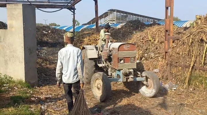 डीएसएम मंसूरपुर शुगर मिल: स्टेशन के पास कूड़े का अम्बार लगाकर फैलाई जा रही हैं बीमारियां!