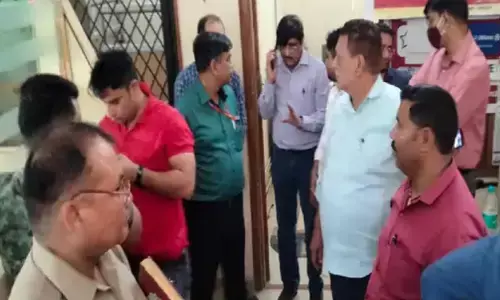 गाजियाबाद में बदमाशों के हौसले बुलंद : बैंक में घुसकर 12 लाख रुपए लूटे, नंदग्राम में PNB पर धावा बोला गाजियाबाद में बदमाशों के हौसले बुलंद : बैंक में घुसकर 12 लाख रुपए लूटे, नंदग्राम में PNB पर धावा बोला