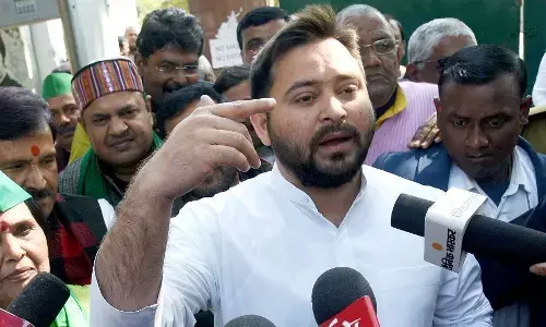 रामविलास पासवान का बंगला खाली कराने पर तेजस्वी का तंज, कहा- बीजेपी ने हनुमान का बंगला जला दिया रामविलास पासवान का बंगला खाली कराने पर तेजस्वी का तंज, कहा- बीजेपी ने हनुमान का बंगला जला दिया