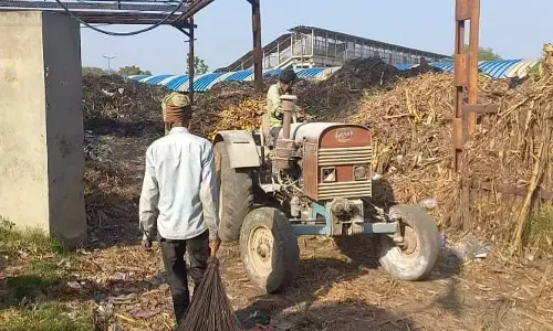 डीएसएम मंसूरपुर शुगर मिल: स्टेशन के पास कूड़े का अम्बार लगाकर फैलाई जा रही हैं बीमारियां!
