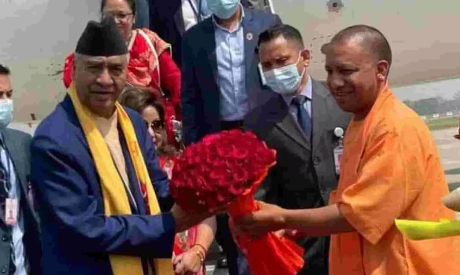 Nepal PM In Varanasi : वाराणसी पहुंचे नेपाल के PM शेर बहादुर देउबा, CM योगी ने किया स्वागत