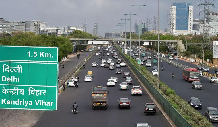 दिल्ली में लागू हुआ नया लेन-ड्राइविंग नियम, कट रहा 10 हजार का चालान, चलने से पहले आप भी जान लीजिये