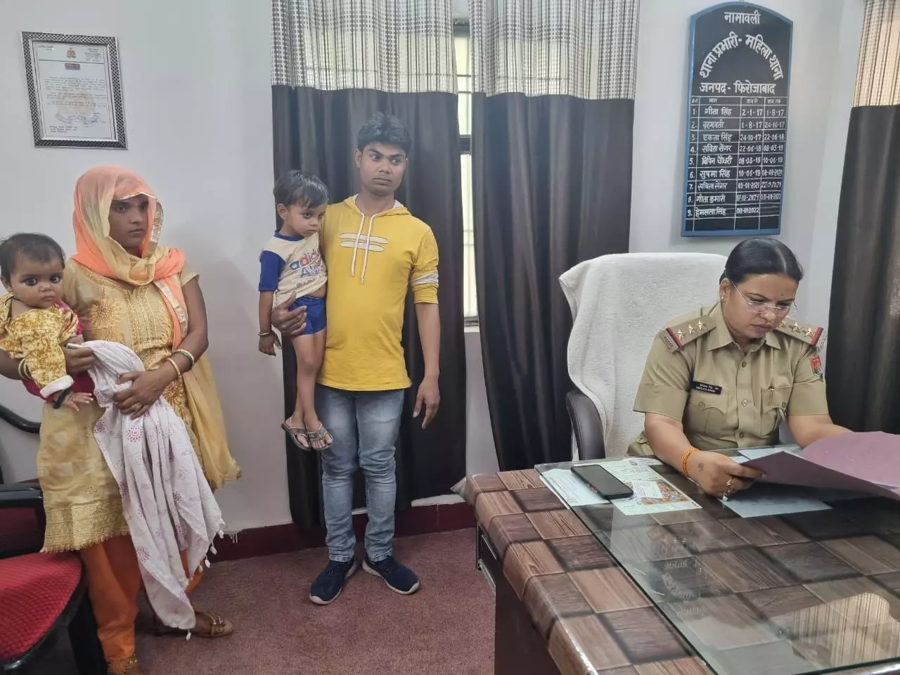 फिरोजाबाद में पुलिस ने जब एक परिवार का कराया फैसला, तो बच्चे कैसे माँ और बाप की गोदी मे जा चिपके