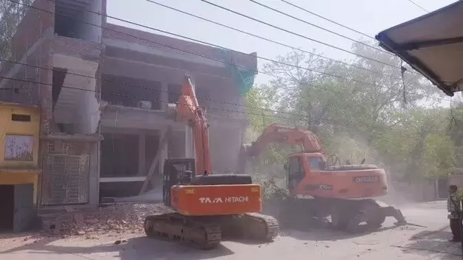 bulldozer ran on the two-storey house in front of the Etah SSP