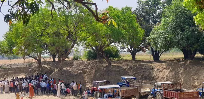 Farmer commits suicide in Kanpur: कानपुर मे किसान ने की आत्महत्या, अब परिजन शव रखकर कर रहे हैं नगर पंचायत अध्यक्ष की गिरफ़्तारी की मांग,
