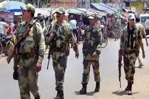 BSF personnel reached Kairana:BSF के जवान पहुंचे कैराना नवरात्रि और रमजान के पर्व को शांतिपूर्ण बनवाने के लिए संवेदनशील इलाकों में किया फ्लैग मार्च