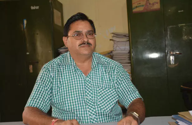 नोएडा के सहायक निर्वाचन अधिकारी राकेश शर्मा का हार्ट अटैक से निधन