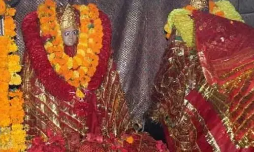 तरकुलहा देवी मंदिर,जहां मन्नतें पूरी होने पर श्रद्धालु बांधते हैं घंटी तरकुलहा देवी मंदिर,जहां मन्नतें पूरी होने पर श्रद्धालु बांधते हैं घंटी