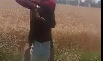 рд▓реБрдЯреЗрд░реЛрдВ рдиреЗ рдЬрдирддрд╛ рд╕реЗ рдмрдЪрдиреЗ рдХреЗ рд▓рд┐рдП рдЕрдкрдирд╛рдпрд╛ рдлрд┐рд▓реНрдореА рддрд░реАрдХрд╛, рд▓рдбрд╝рдХреА рдХреА рдЧрд░реНрджрди рдкрд░ рдЪрд╛рдХреВ рд░рдЦрдХрд░ рднреАрдбрд╝ рд╕реЗ рдирд┐рдХрд▓рдиреЗ рдХрд╛ рдХрд┐рдпрд╛ рдкреНрд░рдпрд╛рд╕ рдФрд░ рдлрд┐рд░ рд▓реБрдЯреЗрд░реЛрдВ рдиреЗ рдЬрдирддрд╛ рд╕реЗ рдмрдЪрдиреЗ рдХреЗ рд▓рд┐рдП рдЕрдкрдирд╛рдпрд╛ рдлрд┐рд▓реНрдореА рддрд░реАрдХрд╛, рд▓рдбрд╝рдХреА рдХреА рдЧрд░реНрджрди рдкрд░ рдЪрд╛рдХреВ рд░рдЦрдХрд░ рднреАрдбрд╝ рд╕реЗ рдирд┐рдХрд▓рдиреЗ рдХрд╛ рдХрд┐рдпрд╛ рдкреНрд░рдпрд╛рд╕ рдФрд░ рдлрд┐рд░