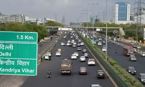 दिल्ली में लागू हुआ नया लेन-ड्राइविंग नियम, कट रहा 10 हजार का चालान, चलने से पहले आप भी जान लीजिये दिल्ली में लागू हुआ नया लेन-ड्राइविंग नियम, कट रहा 10 हजार का चालान, चलने से पहले आप भी जान लीजिये