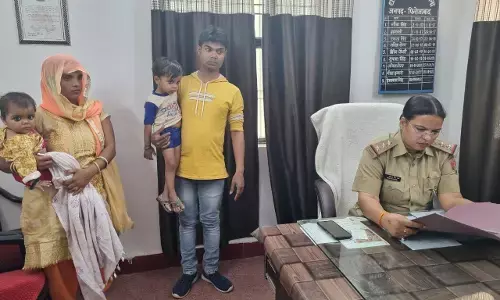 फिरोजाबाद में पुलिस ने जब एक परिवार का कराया फैसला, तो बच्चे कैसे माँ और बाप की गोदी मे जा चिपके फिरोजाबाद में पुलिस ने जब एक परिवार का कराया फैसला, तो बच्चे कैसे माँ और बाप की गोदी मे जा चिपके