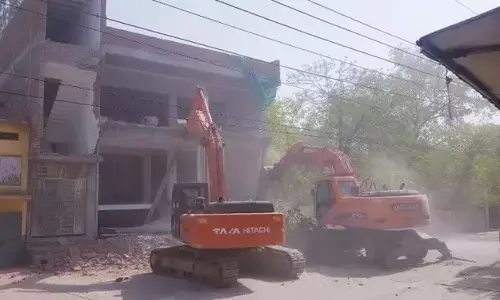 bulldozer ran on the two-storey house in front of the Etah SSP bulldozer ran on the two-storey house in front of the Etah SSP