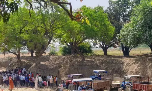 Farmer commits suicide in Kanpur: कानपुर मे किसान ने की आत्महत्या, अब परिजन शव रखकर कर रहे हैं नगर पंचायत अध्यक्ष की गिरफ़्तारी की मांग, Farmer commits suicide in Kanpur: कानपुर मे किसान ने की आत्महत्या, अब परिजन शव रखकर कर रहे हैं नगर पंचायत अध्यक्ष की गिरफ़्तारी की मांग,