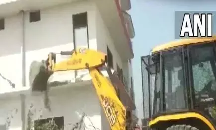 Manish Gupta murder case: मनीष गुप्ता हत्याकांड के मुख्य आरोपी इंस्पेक्टर जगत नरायण के तीन मंजिला मकान पर चला बुलडोजर Manish Gupta murder case: मनीष गुप्ता हत्याकांड के मुख्य आरोपी इंस्पेक्टर जगत नरायण के तीन मंजिला मकान पर चला बुलडोजर