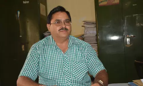 नोएडा के सहायक निर्वाचन अधिकारी राकेश शर्मा का हार्ट अटैक से निधन