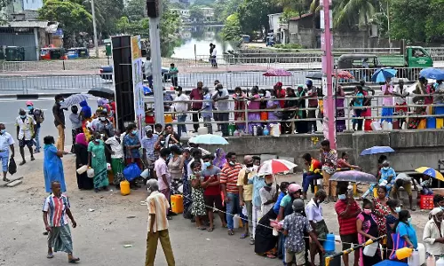 प्रधानमंत्री महिंदा राजपक्षे को हटाने के लिए राजी हुए श्रीलंकाई राष्ट्रपति