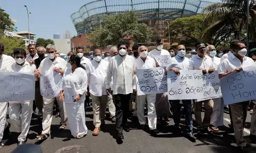 SriLanka में आपातकाल: इमरजेंसी के बीच पूरी कैबिनेट ने इस्तीफा दिया, PM के बेटे नमल ने भी छोड़े सभी पद SriLanka में आपातकाल: इमरजेंसी के बीच पूरी कैबिनेट ने इस्तीफा दिया, PM के बेटे नमल ने भी छोड़े सभी पद