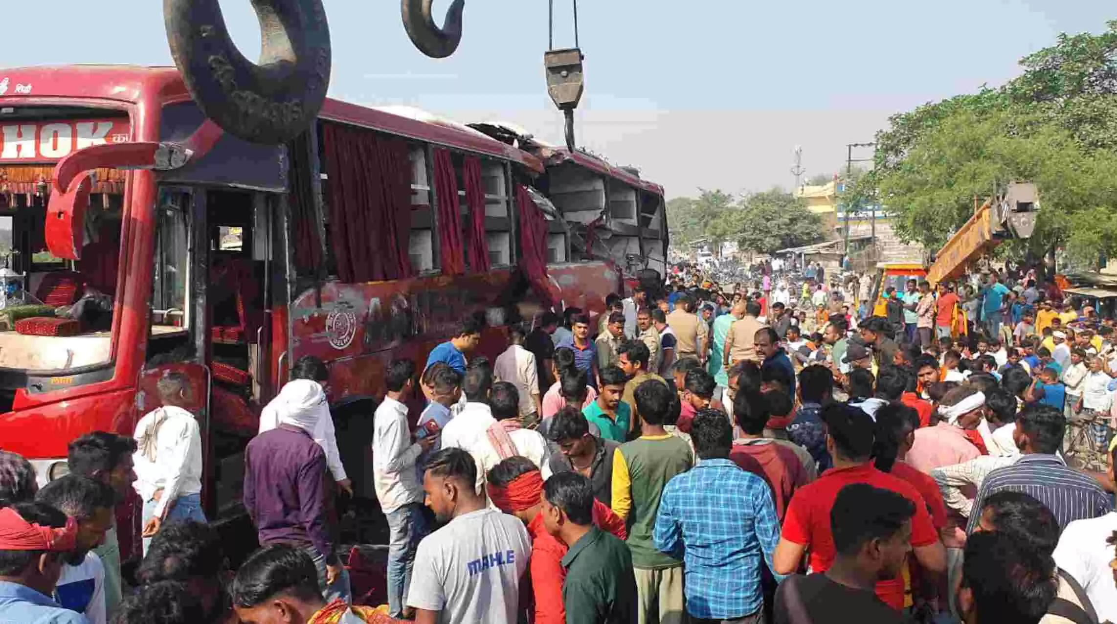 यूपी में बड़ा हादसा : अयोध्या में नेशनल हाईवे पर बस पलटी, 3 की मौत; 30 यात्री घायल