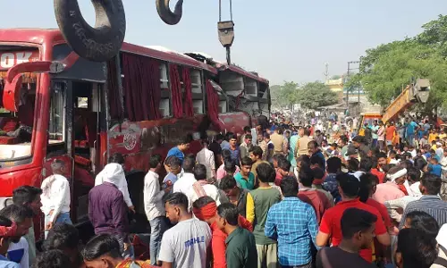 Ayodhya News:अयोध्या के नेशनल हाईवे पर बस पलटी, 3 की मौत; 30 यात्री घायल