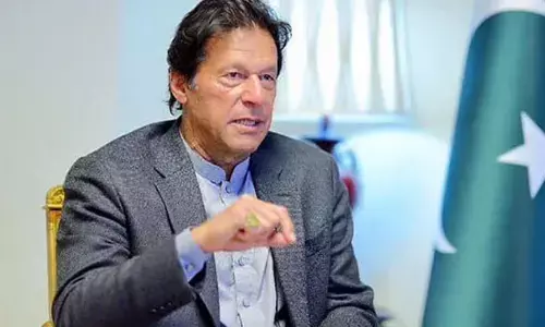 बंदर की तरह से कुर्सी से क्‍यों चिपके हो, शर्म नहीं आती...पाकिस्‍तानी ने इमरान खान को लाइव धो डाला, देखें- VIDEO