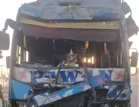Bus-canter collision in Amroha: अमरोहा में बस-कैंटर की टक्कर, 80 मजदूर घायल, 4 गंभीर