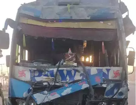 Bus-canter collision in Amroha: अमरोहा में बस-कैंटर की टक्कर, 80 मजदूर घायल, 4 गंभीर Bus-canter collision in Amroha: अमरोहा में बस-कैंटर की टक्कर, 80 मजदूर घायल, 4 गंभीर