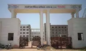 मरीज को नहीं मिल रहा है खाना-पानी, एटा में मेडिकल कॉलेज का बुरा हाल मरीज को नहीं मिल रहा है खाना-पानी, एटा में मेडिकल कॉलेज का बुरा हाल