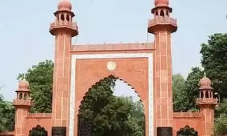 छात्रा के ट्वीट के बाद AMU का असिस्टेंट प्रोफेसर सस्पेंड, जानें पूरा मामला छात्रा के ट्वीट के बाद AMU का असिस्टेंट प्रोफेसर सस्पेंड, जानें पूरा मामला