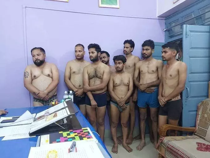 थाने में पत्रकारों के कपड़े उतरवाने वाले 2 पुलिस ऑफिसर ससपेंड