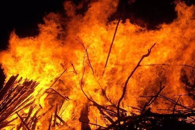 सिद्धार्थनगर की दो झोपड़ियों में आग लगी, सारा सामान जलकर हुआ खाक सिद्धार्थनगर की दो झोपड़ियों में आग लगी, सारा सामान जलकर हुआ खाक